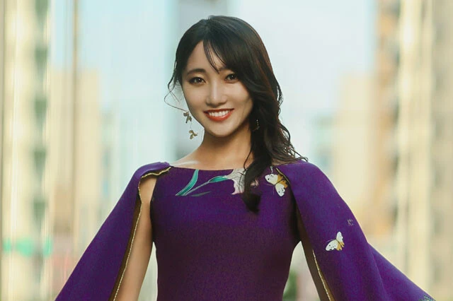 「謎の美女は誰？」大相撲で話題の紫ドレス女性、正体は「ミスなでしこ日本」準GPモデルの水谷百花だった！