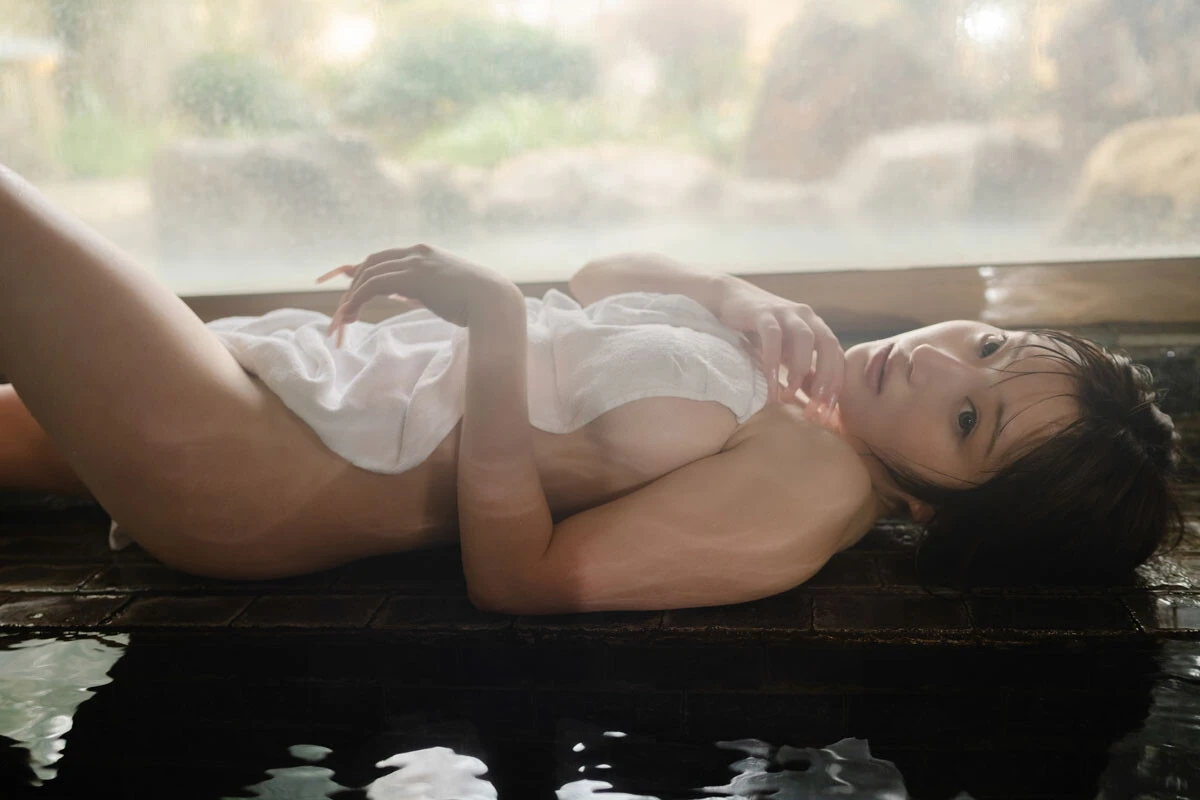 デジタル写真集『夜桜に濡れて。』をリリースしたおもてちゃん