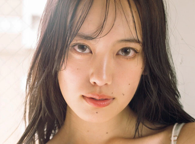カリスマ的人気を誇った元ジュニアアイドルのReina（柏木さりな）が初撮り下ろしグラビア「30歳、35歳になってもずっと大人の女性に憧れていると思います」