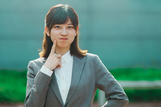 フォロワーが瞬時に38万人に！　イーロン・マスクも反応した佐保里（SAO）がグレーのスーツ姿で世界を席巻中のワケ!?