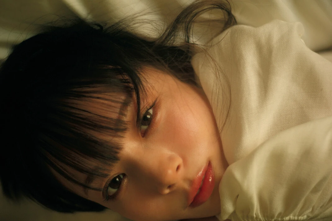 台湾の地で岡田紗佳が魅せるオトナな表情 岡田紗佳写真集『嶺上開花』(宝島社)より