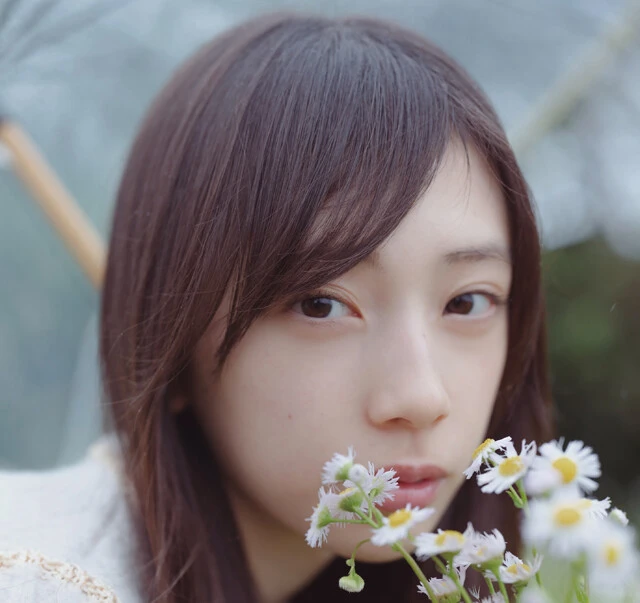 乃木坂46の17歳、矢田萌華が週プレのグラビアに初登場！「目指していた医者のように、今はアイドルとして"誰かのよりどころ"になりたい」