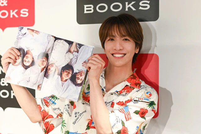 松岡が選ぶお気に入りカットは、６人全員でベッドで寝転がっているシーン。撮影中には自然と手を繋いでしまったらしい...（!?）