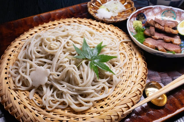 写真は一番人気の「セイロ」（800円）と「鴨つまみ」（800円）。そばのお出汁には最高級の本枯節を使い、干し椎茸や昆布にもこだわる