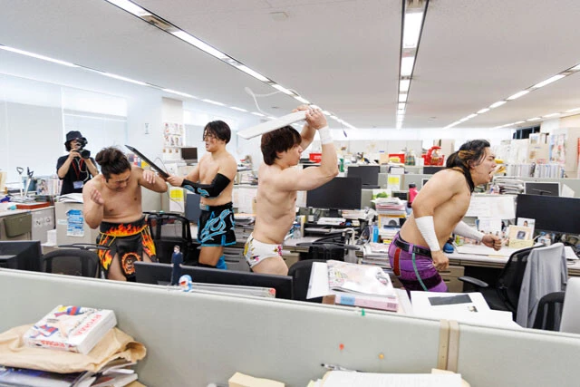 判定結果に納得のいかない上野とTo-yがキーボードで攻撃！