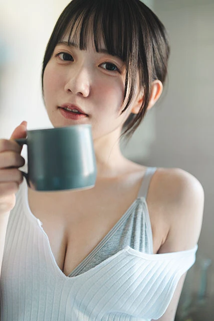 デジタル写真集には、いつもは見せない大人なあゆちも！？