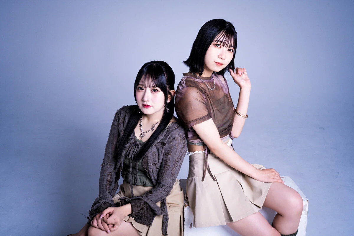 相川暖花（左）と中坂美祐（右）