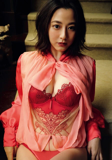 『週刊プレイボーイ』のグラビアに登場した杉本有美