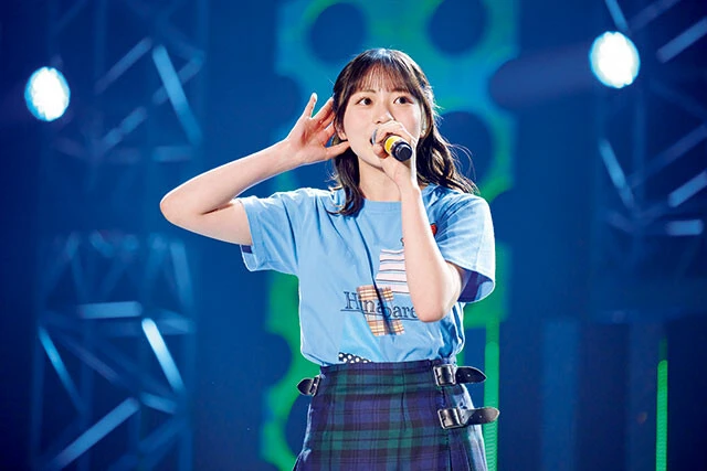 正源司陽子（Yoko SHOGENJI）昨年、主演を務めた四期生全員出演の映画『ゼンブ・オブ・トーキョー』。その主題歌『急行券とリズム』（Conton Candy）を熱唱。事前に「ファンと一緒に」と希望していたとおり、会場が一体となって「東京！」と叫んだ