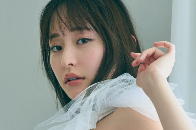 【高崎かなみ】第一線で活躍する"無敵のグラドル"「パンツを脱ぐしぐさのポージングがエッチでそそられます」