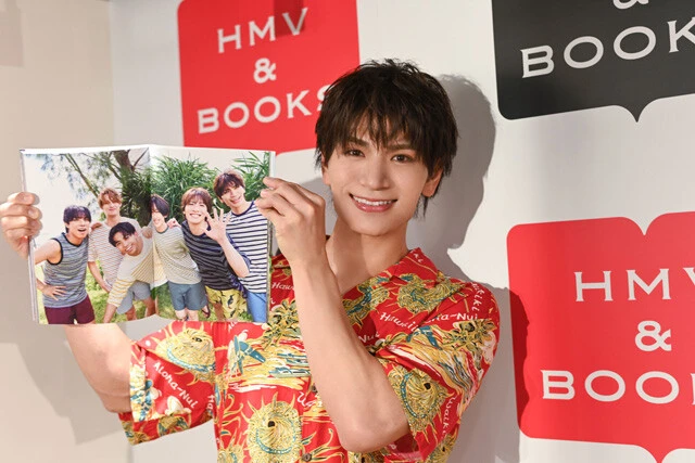 鈴木は６人全員でのカットがお気に入り。仲の良さが伝わる爽やかな１枚。