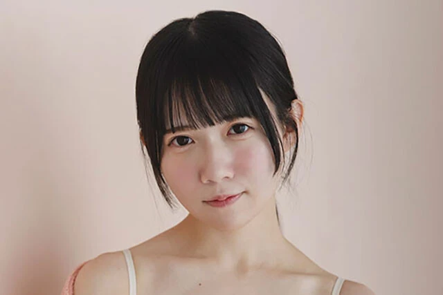 佐久間宣行も太鼓判を押す大喜利最強アイドル・新居歩美が大喜利付きデジタル写真集をリリース!「グラビアって聞いて来たのに、急にフリップを渡されて。『出たよ......』と思いました(笑)」
