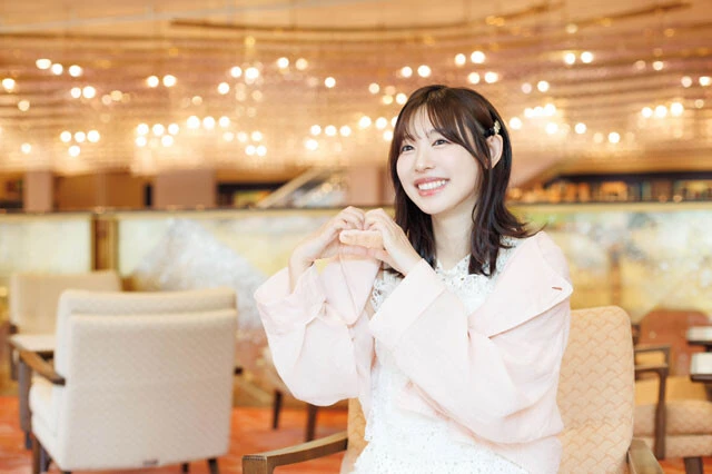 写真を撮るときも、アイドルらしく思わずハートを作ってしまうという水湊。しかし、女優となった今は……