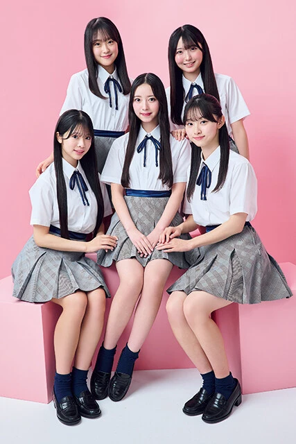 AKB48 21期生。（前列左から）牧戸愛茉、森川 優、渡邉葵心、（後列左から）髙橋舞桜、田中沙友利