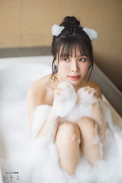 2nd写真集『ヒトミ』より