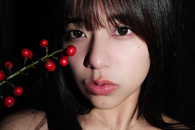 セクシー女優、故郷に帰る。八丈島出身の川越にこ。デビュー1周年に語る"ハダカの純真"。