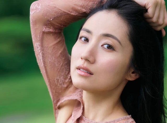 今年、デビュー20周年！　伝説の美少女・紗綾を最新撮り下ろし「『もう地元に帰ります！』と言って活動休止しました。半年後、再開したけど（笑）」