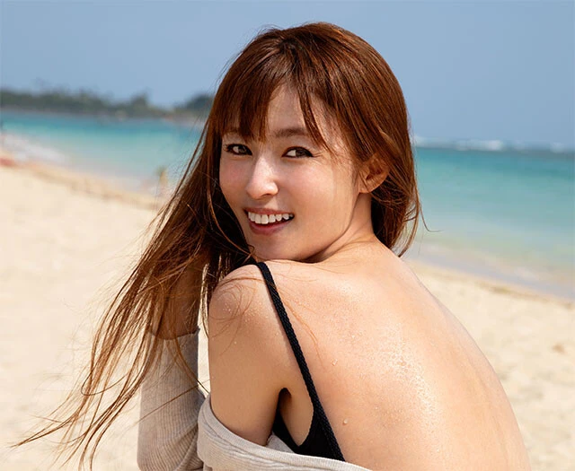 今までとは一味も二味も違う深田恭子の"今"を写した22作目となる最新写真集！「お芝居でもそうですし、写真でも皆さんに何かを伝えられたらいいなって」