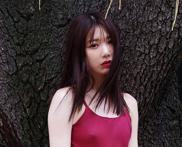 業界が誇る絶対的美少女セクシー女優・石川澪が挑む、本能むき出しの新機軸グラビア！「赤いリップは不安すぎました（笑）」