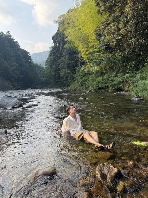 夏とはいえ川の水は冷たく、表情管理をがんばっている龍の様子を写したオフショット。