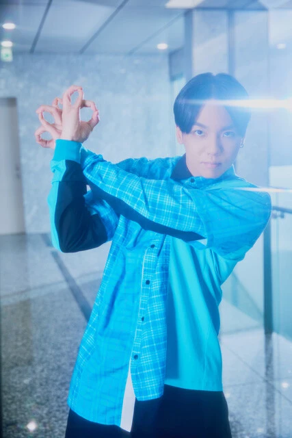 現役高校生パフォーマー。アクロバット歴10年。昭和や平成のレトロゲームオタク、凪「小１からいろんな習い事をして、一番長続きしたのがアクロバット。ダンス歴はまだ浅いですが、空中の回転技は得意です」笑顔で宙に浮かぶことが出来る。