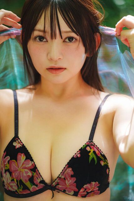 佐山すずか『RE:LIBERATION』より。瞳に宿る光から伝わる生命感