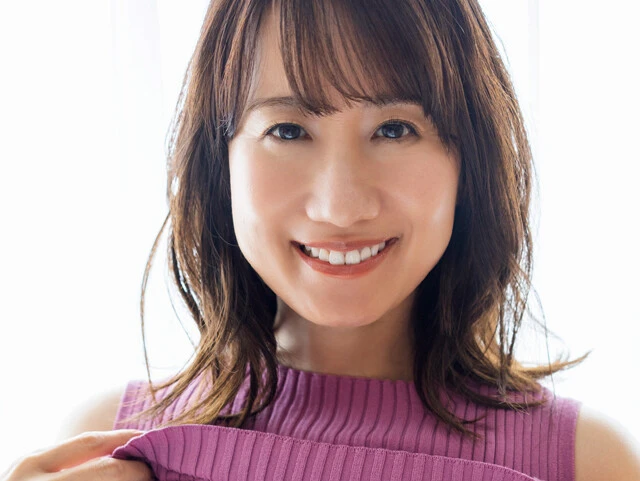 45歳の気象予報士、吉井明子が麗しの初グラビアを披露！「『お姉さんっていいな』って思ってもらえたらうれしいです」