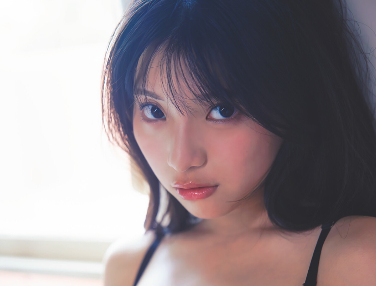アイドルグループ 「#Mooove!」のリーダー姫野ひなの、ついに週プレ初表紙！ 「自信満々でプールに入ったのに、なぜかまったく泳げなかったんです」
