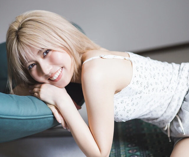 デジタル写真集『SHE IS HERE』（撮影／藤本和典）より