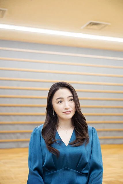 『風、薫る』では、主人公の看護師・りん（見上愛）が受け持つ、侯爵夫人の患者・和泉千佳子を演じる。＂強い拒否＂の演技に注目したい