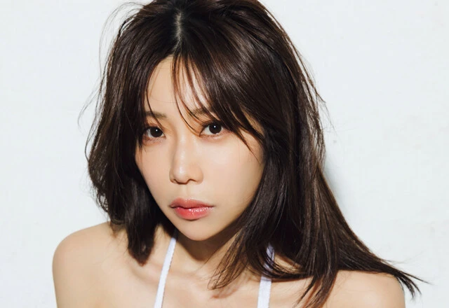鈴木ふみ奈が今年10月でデビュー17周年！　変わらぬスタイルで魅了「スニーカーで胸を隠すカットは、ずっと私が温めていたものなんです」