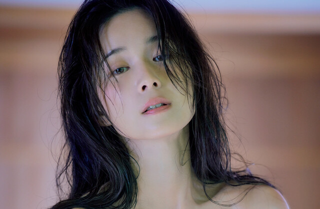 髪型、体形、表情......。真田まことが4年ぶりのグラビアで見せた進化とセクシー「縁側で撮った水色の下着のカットを見てください」