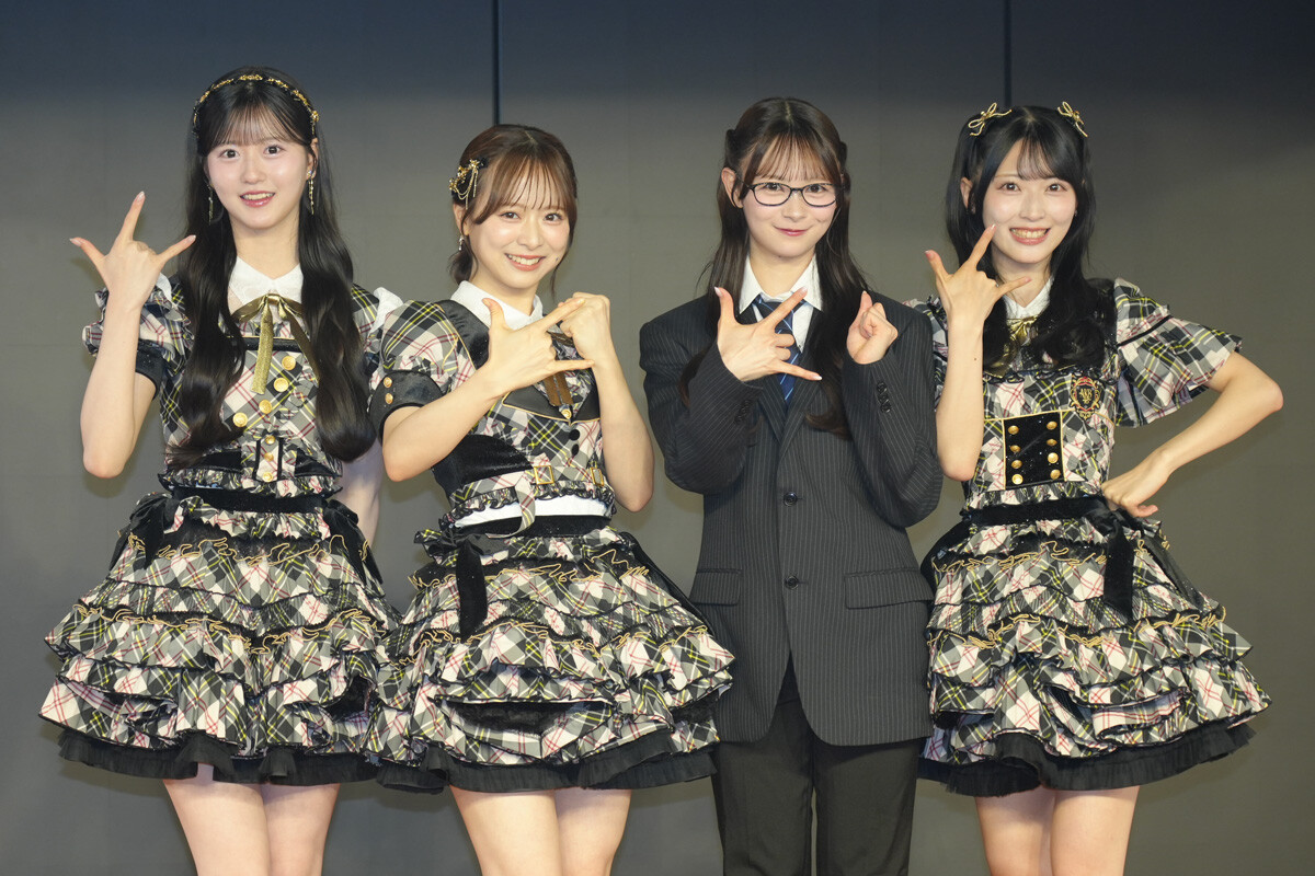 （左から）八木愛月、倉野尾成美、伊藤百花、佐藤綺星
