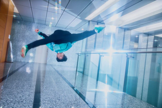 現役高校生パフォーマー。アクロバット歴10年。昭和や平成のレトロゲームオタク、凪「小１からいろんな習い事をして、一番長続きしたのがアクロバット。ダンス歴はまだ浅いですが、空中の回転技は得意です」笑顔で宙に浮かぶことが出来る。