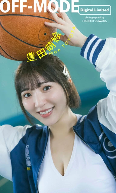 『OFF-MODE』 豊田萌絵 撮影：藤原宏 価格：￥1,100（税込） テーマは「オフモードの小旅行」。無邪気にバスケを楽しんだり、プールで無邪気に水を浴びたりーー旅が進むにつれて表情がどんどん開放的になっていく。眩しい笑顔に、思わず心がときめく一冊。