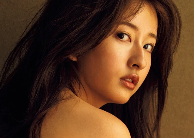 斉藤里奈が3年ぶりの週プレグラビアで魅せた少しレトロな大人セクシー「グラビアをやるたびに、自分のスタイルを更新していきたい」