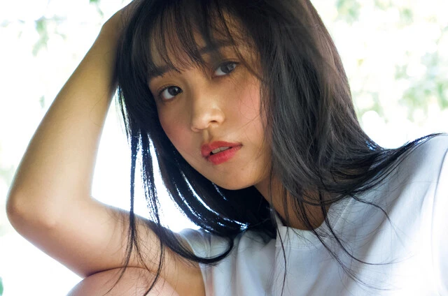 溝端 葵の1st写真集『あおいままで。』が発売即重版！　次なる目標は？「1年くらいで2nd写真集を出せるように頑張りたいです」