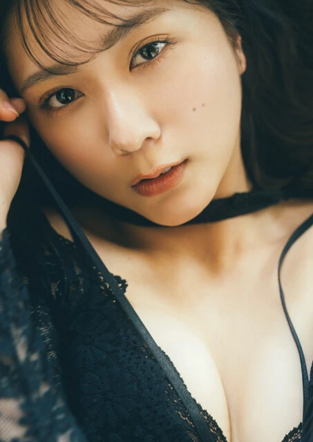 『週刊プレイボーイ』のグラビアに登場した清水麻璃亜