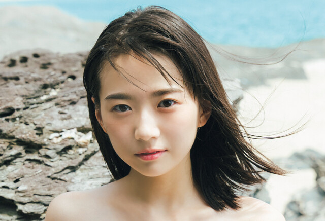 月山鈴音（つきやま・りおん）がシンガー・ソングライターとしても躍進中！　初グラビアが大好評につき2度目の登場！「初心を忘れることなく、真っ白な水着がずっと似合う人でありたいです」