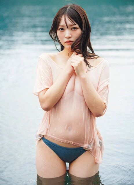 『週刊プレイボーイ』のグラビアに登場した佐山すずか