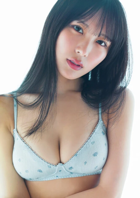 『週刊プレイボーイ』のグラビアに登場した逢田珠里依