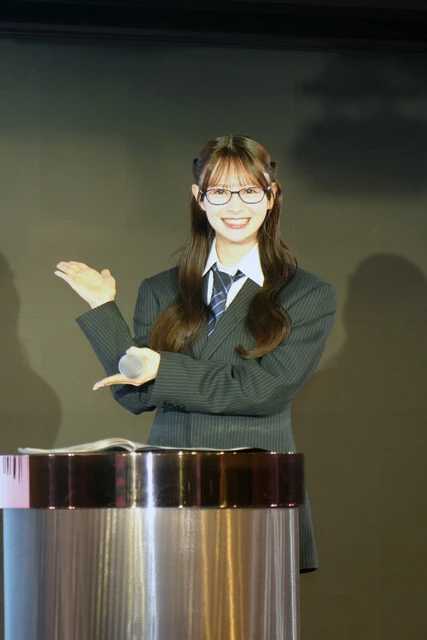 「シャッターチャンスです！」と取材陣に伝える伊藤さん