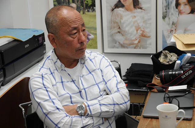 『グラビアの読みかたーWPBカメラマンインタビューズー』橋本雅司 編 第一話「ルーツを知る」 友達に馴染めなかった少年が、大学で写真家・三木淳氏に認められるまで「近所の喫茶店にいたお姉さんのセミヌードを評価してもらえた」