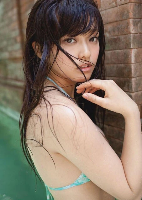 山地まりファースト写真集『処女』サンプルカットより