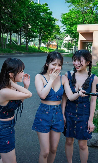 【デジタル限定】十味＆岸みゆ＆姫野ひなの『みんなで撮り合ったよ！』より ©十味＆岸みゆ＆姫野ひなの／集英社