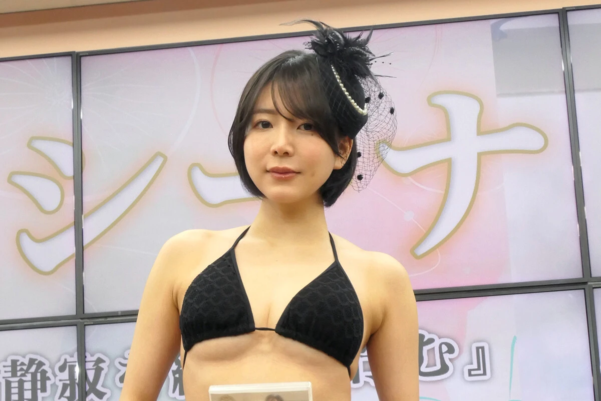 短髪スレンダーなベテラン・辰巳シーナが最新作で"日本一喪服が似合うグラドル"に。