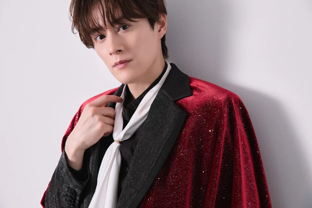 たまに出る博多弁も◎の向山が最近ドキドキしたことは「帰宅後、愛犬エースを抱いてソファに寝転がっていたとき。エースが僕の顔の前に両手を置いて首を傾げたんです。可愛さにキュンとしました」