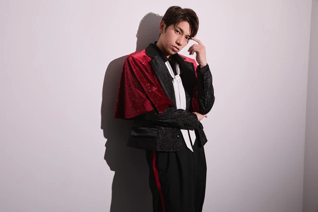 タレントの元運転手でドライブ好きの山本が最近ドキドキしたことは「年末に配信された特別番組・赤青歌合戦で、まわし一丁になって相撲したとき。センターを賭けた決勝戦は、歌うよりも緊張しました（笑）」