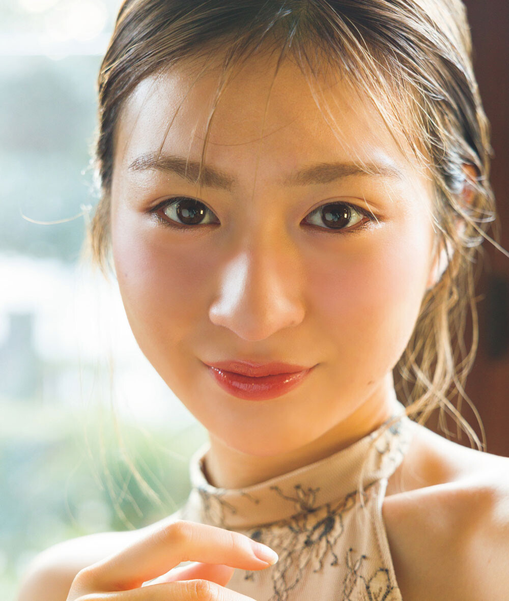 宮部のぞみが白い雪と白い水着、雪景色の中いちばん輝く笑顔で魅せる！「最近は断捨離と赤リップにハマってます」