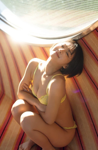 『週刊プレイボーイ』のグラビアに登場したすみぽん（高倉 菫）